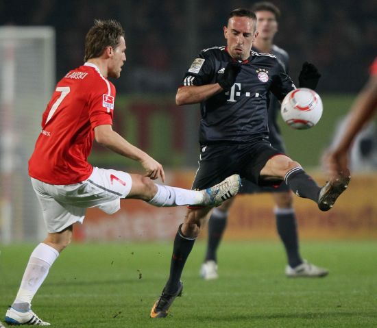 雄踞联盟榜 雄踞联盟榜